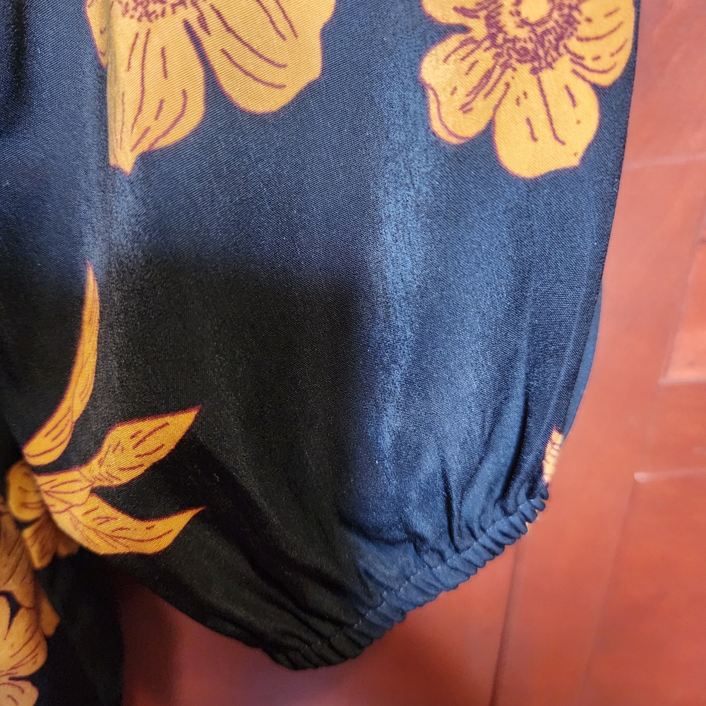 Sanctuary Floral Black and Gold Top Buttons Down Gathered Sleeve V-neck Size Med - Picture 5 of 8
